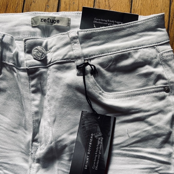 New! Refuge Skinny Boyfriend Distressed Jeans - Picture 3 of 6